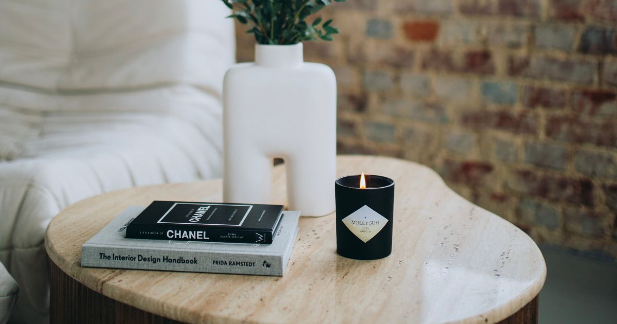 Nachhaltige Vanille Kerze aus Upcycling-Materialien auf Couchtisch für gemütliche Wohlfühlmomente